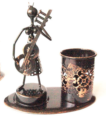 鐵藝新款 筆筒擺件 地攤熱賣必備，融合美女古銅風的金屬工藝品